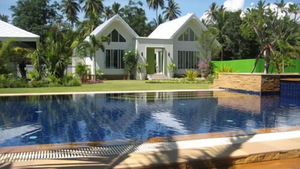Outdoor pool, pool umbrellas, pool loungers - Nanachart Beach Home (Bang Saphan)