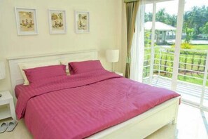 Premium bedding, desk, free WiFi