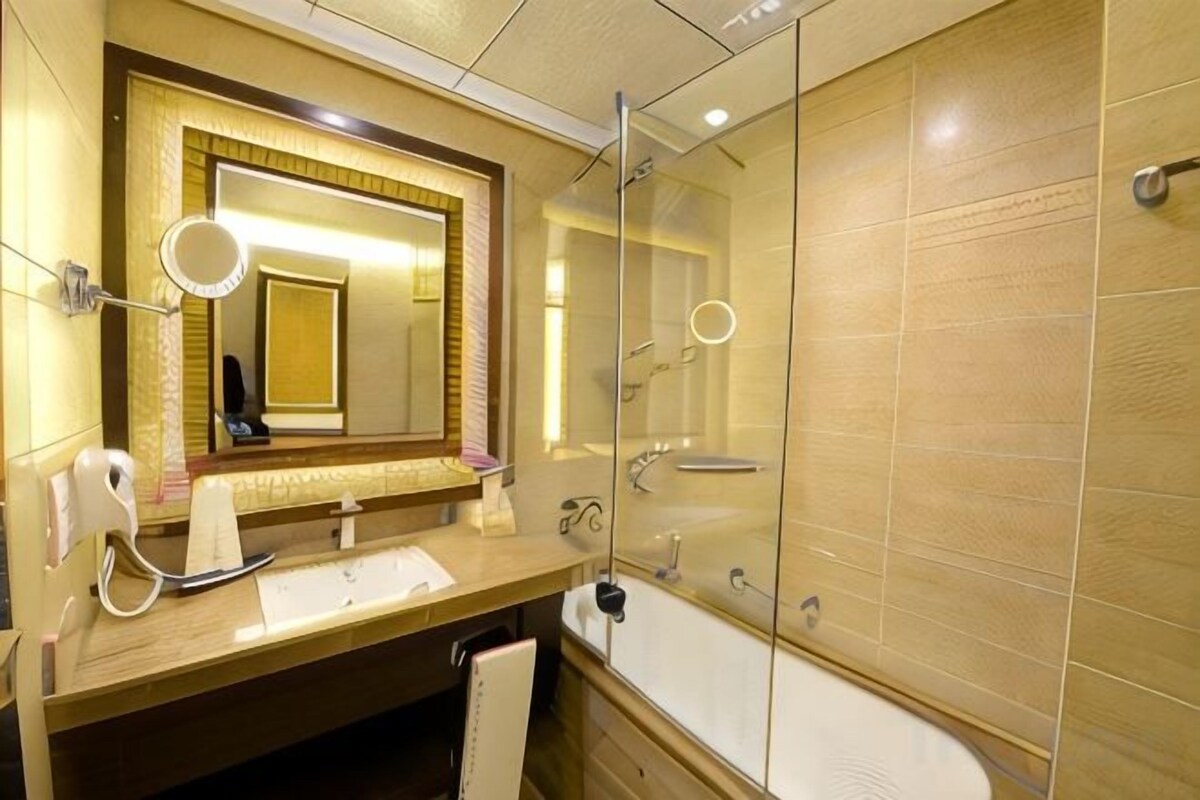 Salle de bain | Ensemble baignoire-douche, articles de toilette (gratuits)