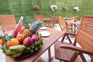 Outdoor dining - Bayinn Hotel (Ghazir)