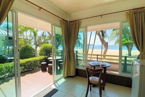 Breakfast, lunch, dinner served; Thai cuisine 