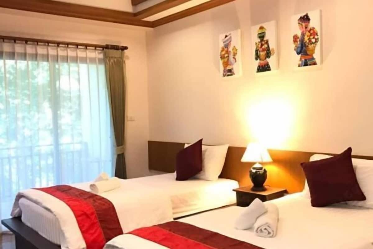 Ropa de cama de alta calidad y caja de seguridad en la habitación