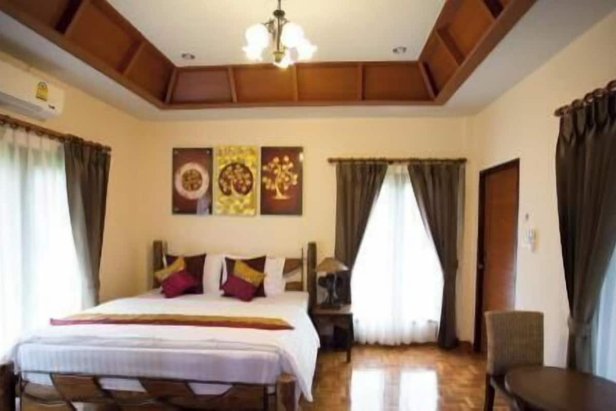 Ropa de cama de alta calidad y caja de seguridad en la habitación