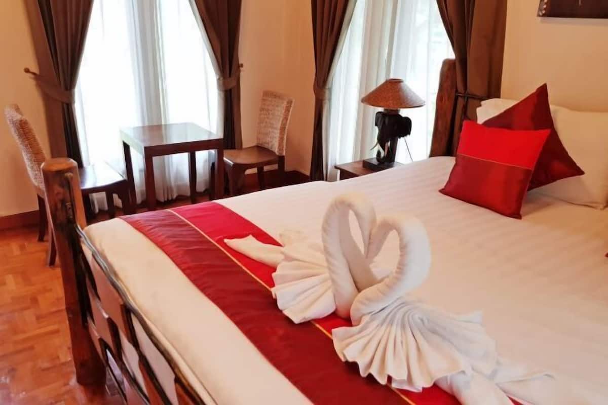 Ropa de cama de alta calidad y caja de seguridad en la habitación