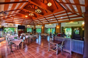 Breakfast, lunch and dinner served  - Papai Country Lodge (Doi Saket)