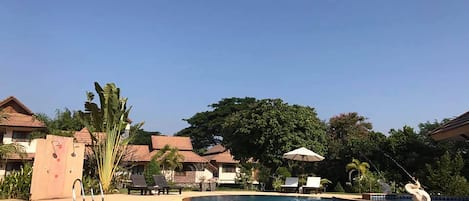 Piscine extérieure, parasols de plage