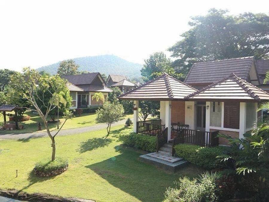 Zona residencial con casas de techo inclinado y un césped cuidado.
