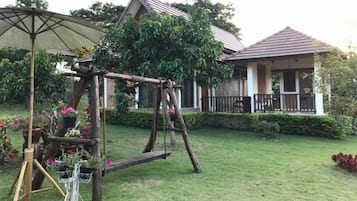 Ropa de cama de alta calidad y caja de seguridad en la habitación