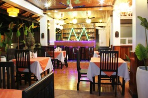 Poolside bar - Golden Orchid Angkor (Siem Reap)