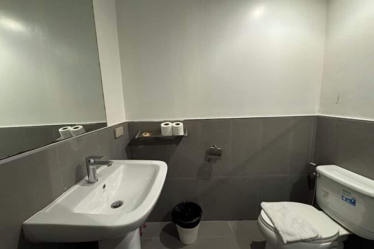 ห้องน้ำ | ฝักบัว, ของใช้ในห้องน้ำฟรี, ไดร์เป่าผม (มีให้บริการตามคำขอ), ผ้าเช็ดตัว