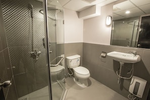 Dusche, kostenlose Toilettenartikel, Haartrockner, Seife