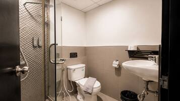 Mixed Dormitory 4 Person | Bathroom | Shower, free toiletries, hair dryer, towels