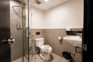 Mixed Dormitory 4 Person | ห้องน้ำ | ฝักบัว, ของใช้ในห้องน้ำฟรี, ไดร์เป่าผม (มีให้บริการตามคำขอ), ผ้าเช็ดตัว
