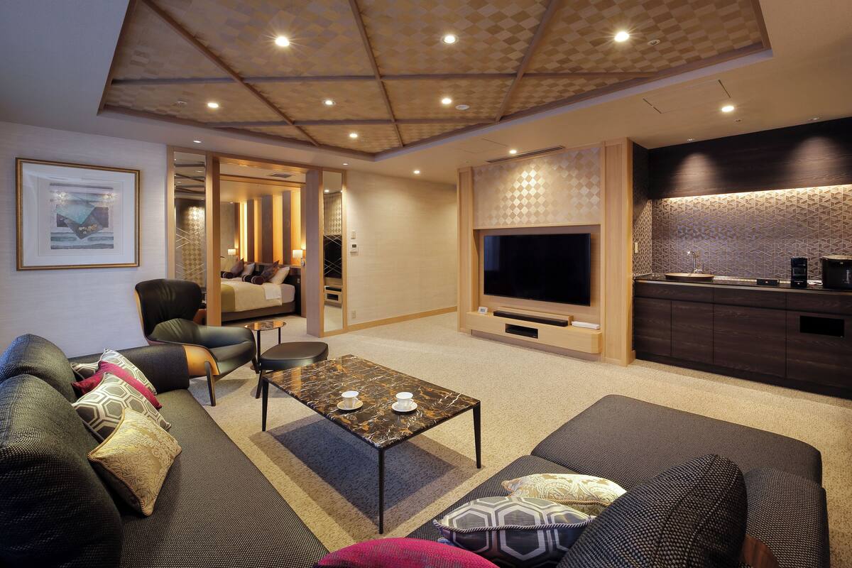 Un salon moderne avec un canapé, une table basse et un téléviseur.