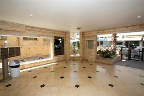 3 bedroom apartment with balcony sea view, private parking - Shalom Aleichem 10 | Desk, soundproofing, iron/ironing board, free WiFi - Elena Apartments (Tel Aviv)