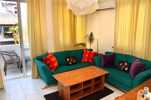 Apartment, 1 Bedroom, Balcony, Sea View  (Yona Hanavi 8) | 起居区 | 液晶电视