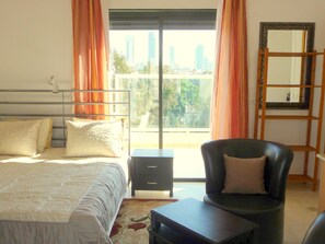 Duplex, 2 Bathrooms, Sea View (Ben Yehuda 6a) | 办公桌、隔音、熨斗/熨衣板、免费 WiFi