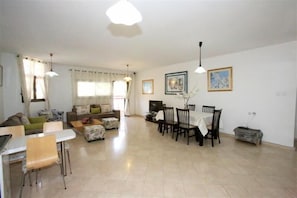Departamento, 3 habitaciones, balcón, vista al mar (Shalom Aleichem 10) | Escritorio, insonorización, tabla de planchar con plancha y wifi gratis 