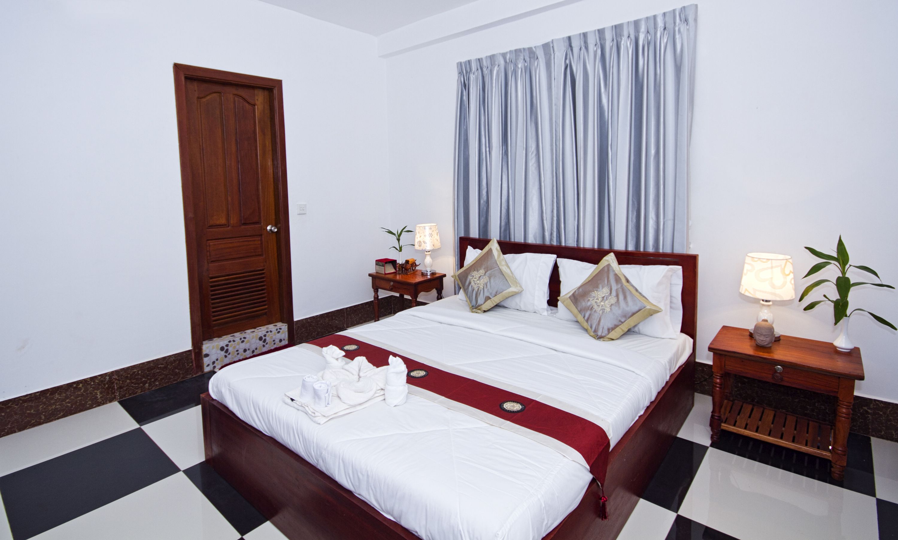 deluxe double room (free pick up & bike) | in-room safe, individually decorated, individually furnished, desk