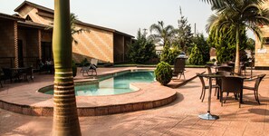 室外泳池；泳池傘、躺椅