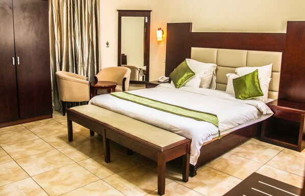 標準雙人房 | 房內夾萬、書桌、遮光窗簾/窗簾、熨斗/熨衫板