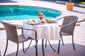 供應早餐、午餐、晚餐；多國菜