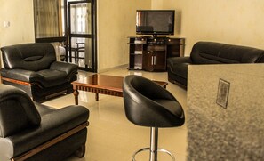 Executive Suite | Living room | TV - Mika Hotel, Kabulonga (Lusaka)