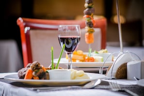 يتم تقديم الإفطار والغداء والعشاء 