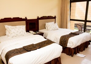 房內夾萬、書桌、遮光窗簾/窗簾、熨斗/熨衫板