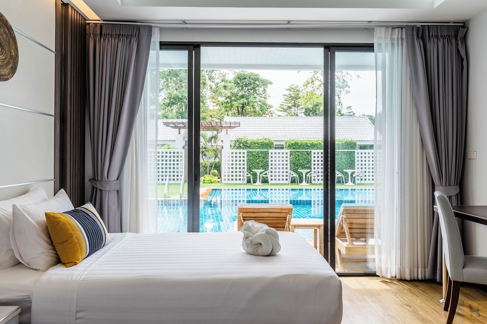 Deluxe Pool Access King