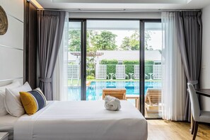 Deluxe Pool Access King | 迷你吧、特色装修、办公桌、笔记本电脑工作区