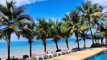 Piscine extérieure, parasols de plage, chaises longues