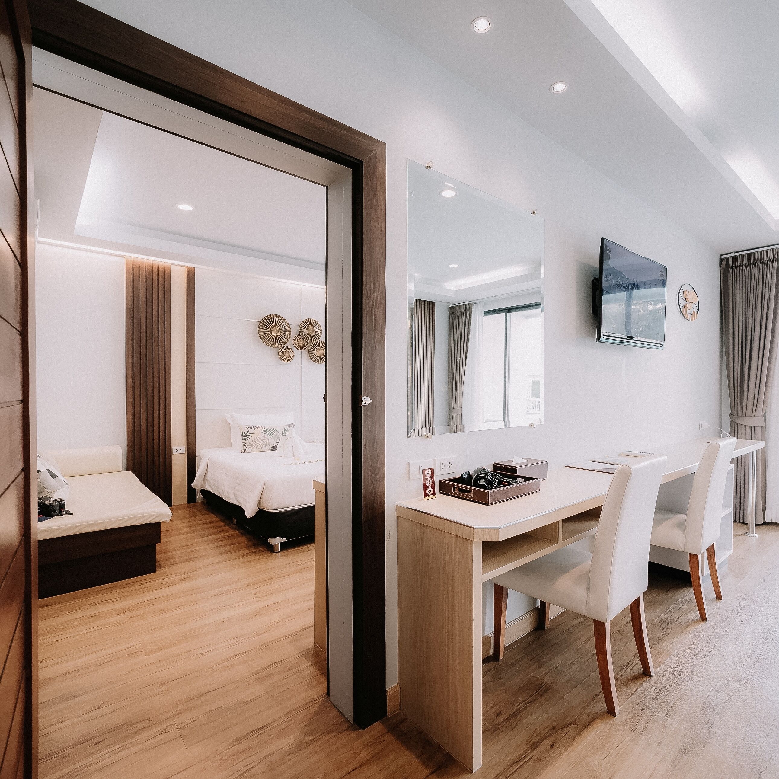 Deluxe Pool Access Twin | Minibar, decoración individual, escritorio