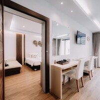 Minibar, decoración personalizada y escritorio 