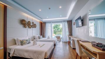 Minibar, decoración personalizada y escritorio