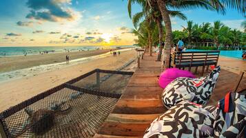 شاطئ خاص قريب، كراسي للتشمس، مظلات الشاطئ