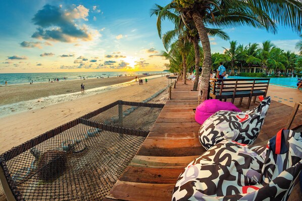 Playa privada en los alrededores, camastros, sombrillas y surf 
