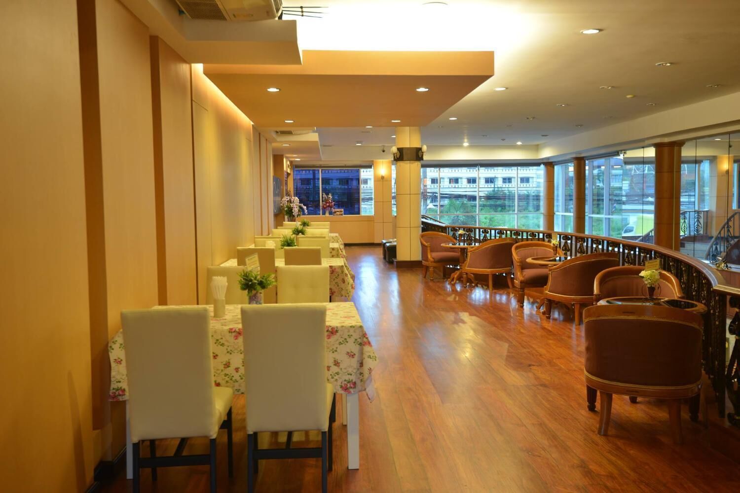 บริการอาหารเช้า อาหารกลางวัน อาหารเย็น, อาหารนานาชาติ, วิวสระว่ายน้ำ 