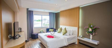 Deluxe Room | 1 bedroom, premium bedding, in-room safe, rollaway beds