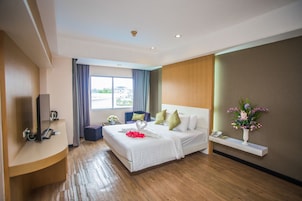 Habitación Deluxe | Ropa de cama de alta calidad, caja fuerte, camas supletorias
