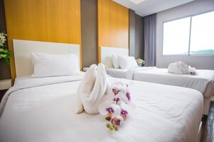 Ropa de cama de alta calidad y caja de seguridad en la habitación 