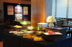 供應早餐、午餐、晚餐;多國菜;池景