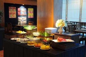 供应早餐、午餐和晚餐，国际美食，泳池景观