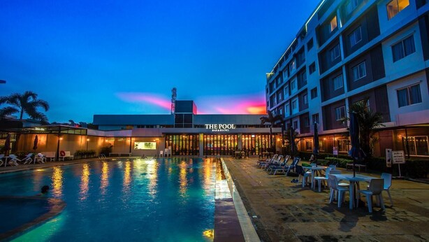Ein Hotel mit Pool, Bar und Bistro, und einem Schild mit der Aufschrift 'THE POOL'.