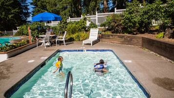 2 albercas al aire libre