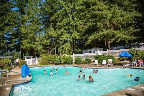 2 albercas al aire libre