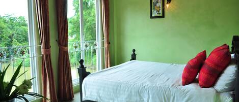 Standard Room | Peralatan tempat tidur premium, bar mini, peti besi dalam bilik, meja