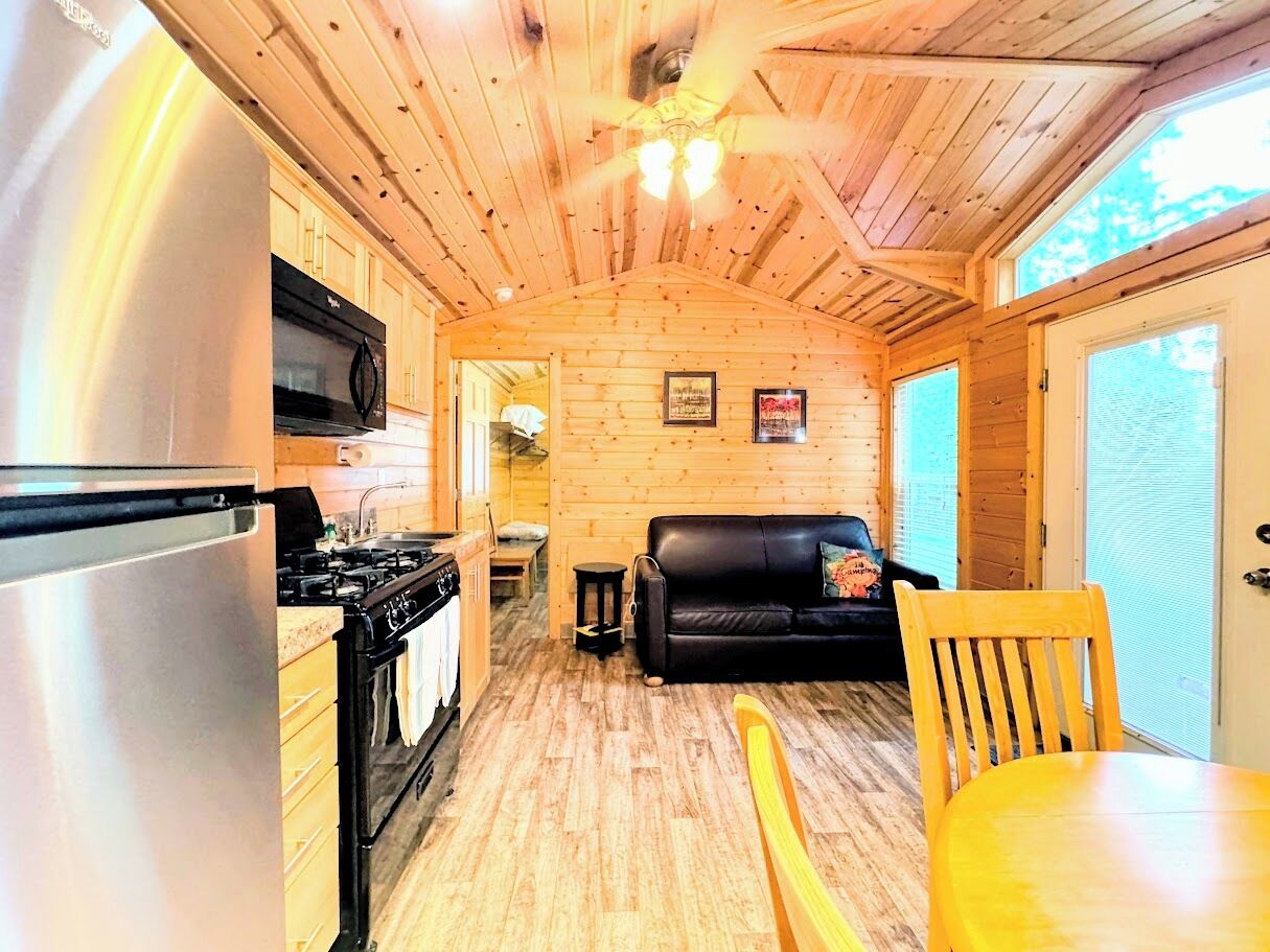 Televisi layar datar 32-inci dengan saluran TV satelit dan TV