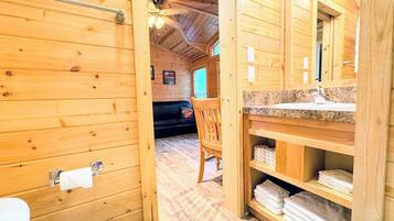 Combined shower/tub, towels