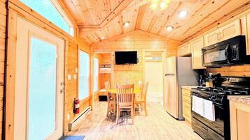 Full-size fridge, microwave, oven, toaster